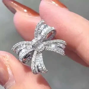 Pendientes de Aro con Moissanita de Corte Baguette de 2 Quilates en Plata 925, Chapados en Oro Amarillo, Blanco y Rosa de 14K, Regalo de Boda para Mujer - Product Image 3