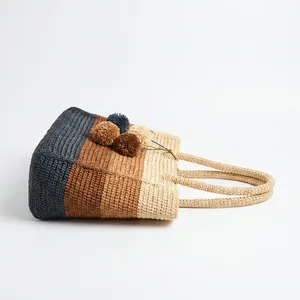 Sac cabas en raphia rayé avec pompon décoratif, style bohème, sac de shopping d'été, logo personnalisé, fabriqué à Madagascar - Product Image 3