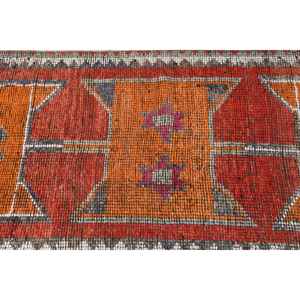 Alfombra Vintage de 2.8x9.8 pies, Alfombra Turca con Estampado Animal en Color Naranja - Product Image 4