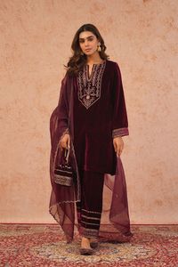 ÚLTIMO VESTIDO DE VINO TERCIOPELO KURTA,PLAZO Y DUPATTA CON DABKA EMBELLECIDA ELEGANTE, PERLAS, TRABAJO DE PIEDRA para FIESTA-DESGASTE/BODA = 2024 - Product Image 1