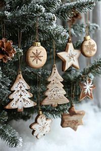 Adorno colgante de Navidad de madera de estilo rústico para decoración tradicional del hogar con motivo de invierno y atractivo hecho a mano - Product Image 6