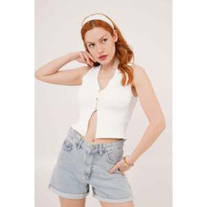 Blusa sin mangas acanalada blanca para mujer LUSTRIN al por mayor con detalle de botones - Top de mezcla de poliéster y elastano de talla estándar - Product Image 3