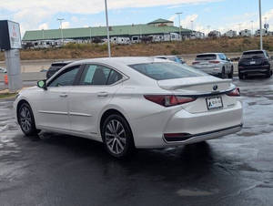 2021 L * exus ES 300h d'occasion - Product Image 2