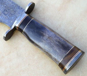 Cuchillo Bowie de Hoja Fija Hecho a Mano |   Cuchillo de Caza para Exteriores con Hoja Curva de Acero Inoxidable con Borde Dentado y Mango de Madera Pulido - Product Image 2