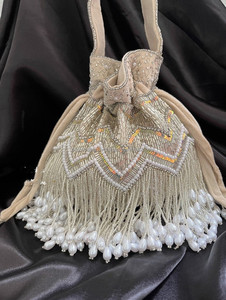 Bolso de Noche Elegante con Cuentas de Cristal y Bordado de Alta Calidad, con Correa de Hombro con Flecos de Perlas y Cierre de Cordón Hecho a Mano - Product Image 1