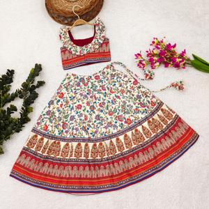 Ensemble Lehenga Choli traditionnel blanc Ajrakh pour enfants de Shoryam Fashion, longueur au sol |   Vêtements de fête prêts à porter pour mariage - Product Image 2