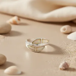 Bague élégante et moderne en argent sterling 925 avec opale et zircon cubique pour femmes - Product Image 2