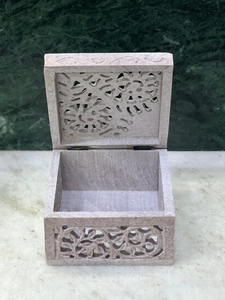 Boîte à bijoux en pierre savonneuse sculptée à la main, complexe et détaillée, pour un usage de petite taille. - Product Image 2