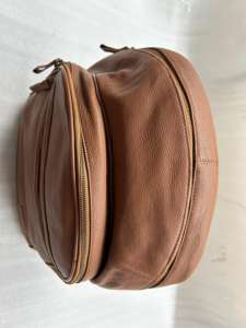 Mochila Premium de Cuero Genuino para Portátil, para Hombre, Viajes de Negocios, con Forro de Poliéster y Cierre de Cremallera - Product Image 4