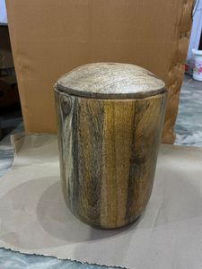 Urna de Madera de Mango Tallada a Mano para Cenizas, Cierre Seguro de la Tapa, Resistente al Agua y a la Intemperie, Soporte para Urna Conmemorativa para Uso en Exteriores/Jardín - Product Image 2