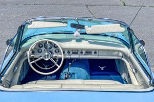 Ford Thunderbird 1957 d'occasion, restauré et repuissé, bleu Starmist, toit rigide inclus - Product Image 4