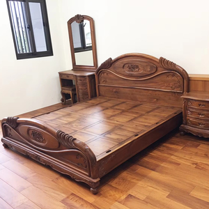 Mesita de Noche de Madera de Teca Tallada a Mano con 3 Cajones |   Diseño Europeo con Motivos de Rosas y Detalles Ornamentados para Muebles de Dormitorio - Product Image 1