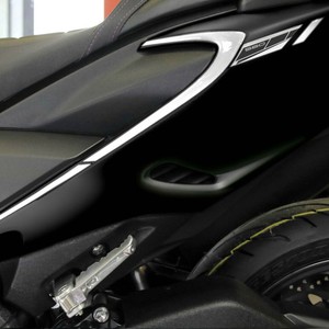 2 Pezzi Adesivi 3D in Gel Protezioni Angolari per Scooter Yamaha TMAX 560 2020-21 e Pad Serbatoio Compatibili - Product Image 1