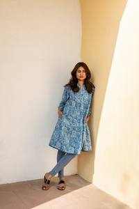ชุดเดรสลายดอกไม้สไตล์โบฮีเมียน Lilamrita ผ้าฝ้ายแท้พิมพ์ลายด้วยมือ สีฟ้าขาว สวมใส่สบายๆ ในฤดูร้อน - Product Image 2