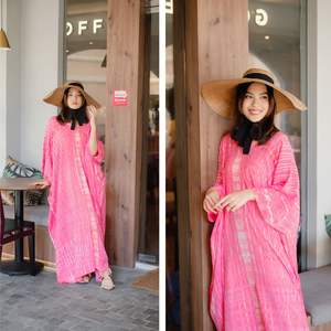 El más vendido Sunset Bloom Shibori Kaftan radiante teñido a mano Maxi vestido en rosa vibrante para una elegancia audaz y sin esfuerzo Indonesia - Product Image 2