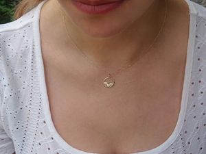 Colgante personalizado de oro blanco de 10 quilates Diseño bonito con tres corazones grabados iniciales y abalorio circular - Product Image 2
