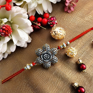 Fleur d'argent oxydée Rakhi symbole traditionnel pour frères chaîne à la mode et bracelet à maillons directement du fournisseur indien - Product Image 4