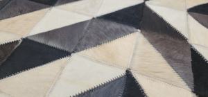 Pelo blanco y negro natural en la alfombra de retazos de piel de vaca Alfombra de piel de cuero hecha a mano para hogares modernos - Product Image 5