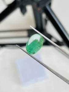 Esmeralda Natural de Zambia, Corte Ovalado, 4.71 Quilates, Piedra Preciosa de Buena Calidad, Lustre, Color Verde Bonito, Pulido Perfecto para Cualquier Joyería - Product Image 3