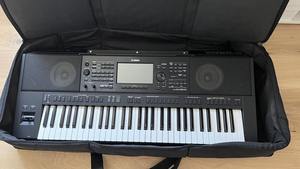 Piano arrangeur professionnel Yamaha PSR SX900 de qualité supérieure, 61 touches, son et performances de haute qualité - Product Image 2