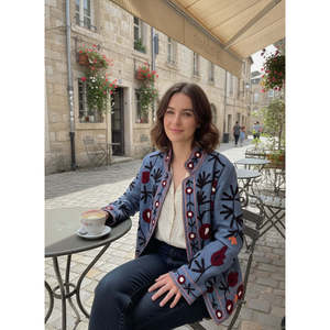 Manteau d'hiver réversible Chambel Suzani, brodé à la main, en coton bleu poussière, avec des détails bordeaux et corail, teinture florale printanière - Product Image 4