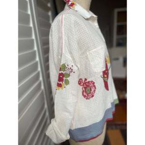 Blusa RASA 79 para Mujer, 100% Lino, Bordado a Mano, Estampado Floral, Diseño Floral Elegante, Uso Diario - Product Image 4