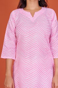 เสื้อคลุมสตรีแบบดั้งเดิมสีชมพูลายเชฟรอน ผ้าคอตตอนผสม ทรงสั้น แห้งเร็ว - Product Image 5