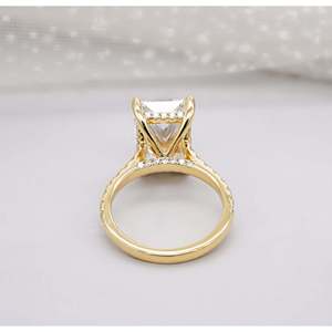 Anillo de Compromiso con Diamante de Corte Radiante y Banda Pavé con Halo Oculto, Certificado IGI - Product Image 4