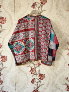 Chaqueta Kantha Vintage Reversible de Moda, Unisex, Hecha a Mano, Corta, para Invierno, con Patrón Floral, Talla Única, Personalizable - Product Image 4