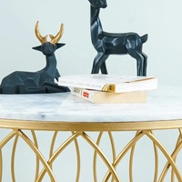 Table basse ronde en marbre de design contemporain luxueux avec structure en métal doré blanc, meubles de salon haut de gamme
