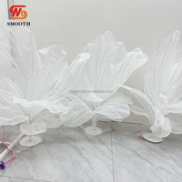 Installation artistique géante en soie faite à la main, de luxe et sur mesure, pour la décoration de la scène de mariage, de l'allée et comme centre de table, avec fleur géante décorative