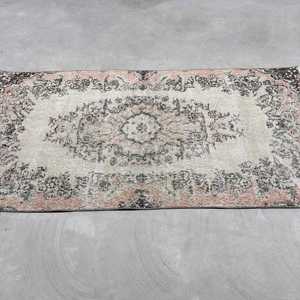 Tapis turc à accents orientaux 3,2x6,4 pieds, tapis en laine rose vintage - Product Image 4