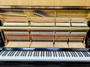 Piano Vertical Yamaha U30BL Negro, Usado en Japón, Teclas Sensibles al Tono, Duradero y Estable, Éxito de Ventas Global - Product Image 2