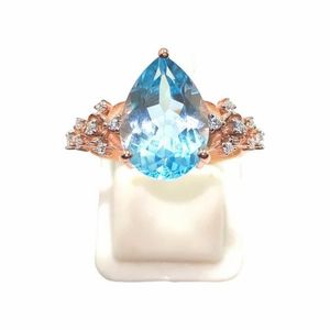 Bague élégante en argent sterling pour femme avec topaze bleue de luxe et accents de moissanite brillante Bijoux de mode intemporels - Product Image 1