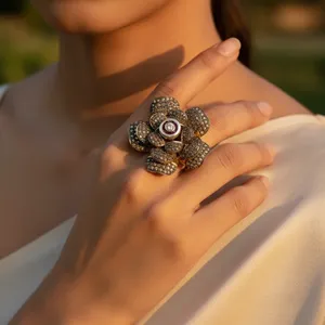 Anillo de Diamantes con Flores y Chapado en Oro de Lujo, Joyería para Mujer - Product Image 3