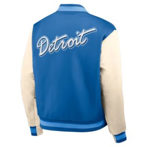 เสื้อแจ็คเก็ตเบสบอลแบบวาร์ซิตี้ รุ่น Custom Team Letterman สำหรับผู้ชาย สีน้ำเงินครีม ของทีมดีทรอยต์ ไลออนส์ รุ่น Rewind Legacy แบบติดกระดุมเต็มตัว - Product Image 3