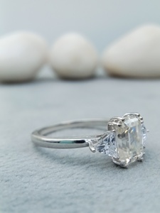 Bijoux fins 10K solide or jaune émeraude trois pierres diamant bague de fiançailles 2.5 CT blanc Moissanite ensemble de mariage bague - Product Image 6