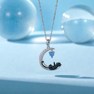 Collier personnalisé Jeulia Moon Huggers avec pierre de naissance et chat - Chaîne en acier inoxydable plaqué rhodium et or avec cœur en diamant - Product Image 3