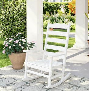 Fauteuil à bascule d'extérieur en bois blanc, design traditionnel avec dossier solide et durable pour usage en jardin - Product Image 4