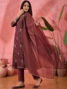 Salwar Kameez traditionnel en soie PV pure aux couleurs vives et très attrayantes, avec broderies, parfait pour les mariages et les tenues de soirée. - Product Image 4