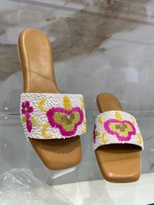 Sandales plates pour femmes de style traditionnel fait à la main pour la fête de mariage disponibles chez Wholesale Supply - Product Image 2