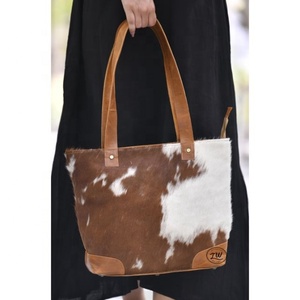 LW Sac fourre-tout en cuir véritable pour femmes Sac à main portable de luxe à la mode avec boule de poils Sac à bandoulière d'été pour femmes - Product Image 2