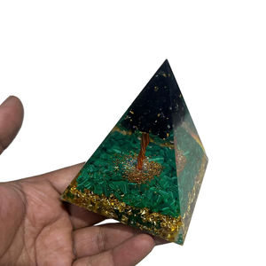 Pirámide de Malaquita y Turmalina Pulida Natural con Diseño Floral |   Decoración Ecológica de Chakra y Vastu para Protección Energética y Sanación - Product Image 1