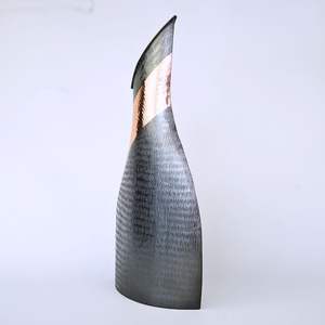 Le vase à fleurs élégant au design moderne pour la décoration intérieure ajoute de la classe aux salons ou aux espaces de travail pour les mariages - Product Image 3