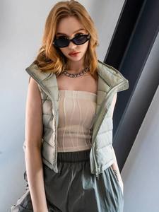 Vêtements d'extérieur à la mode pour femmes Zip up Puffer Vest Vestes en duvet sans manches de couleur unie de haute qualité - Product Image 4