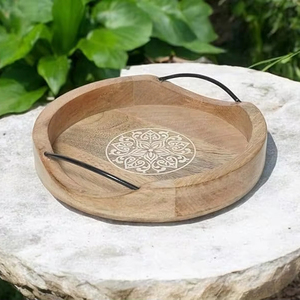 Bandeja redonda de madera natural de diseño elegante, bandeja para servir de madera de mango de grado alimenticio con asas de metal para servir y uso multiusos - Product Image 1