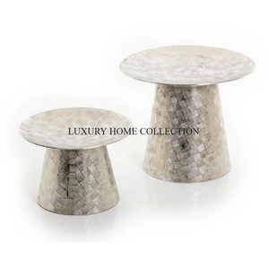 Plateau de service élégant en laiton et cuivre bicolore avec surface réfléchissante lisse, excellent pour les intérieurs de luxe. - Product Image 3