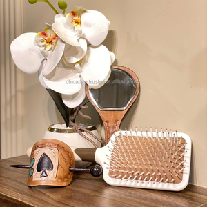 Conception d'empreinte en cuir usiné gravé 3 pièces brosse à cheveux miroir à main et bâton de cheveux ensembles de vanité accessoires de voyage pour femmes - Product Image 3