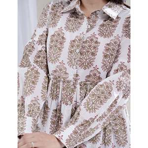 Haut en coton vert pour femme, imprimé Butta Block, 100 % tissé, respirant, avec boutons décoratifs, col à nœud, coupe ajustée, disponible en tailles 3XL et 4XL - Product Image 2