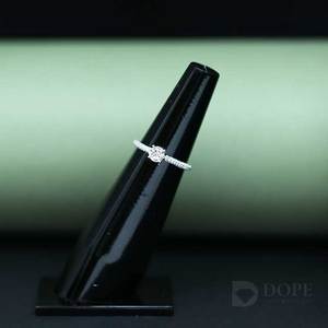 โซลิแทร์0.60CT ที่ดีที่สุดพร้อมเพชรขนาดเล็กสำหรับงานแต่งงานและหมั้นใน18kt ทองชั้นดีของขวัญที่เหมาะและเหมาะสำหรับงานเลี้ยง - Product Image 1